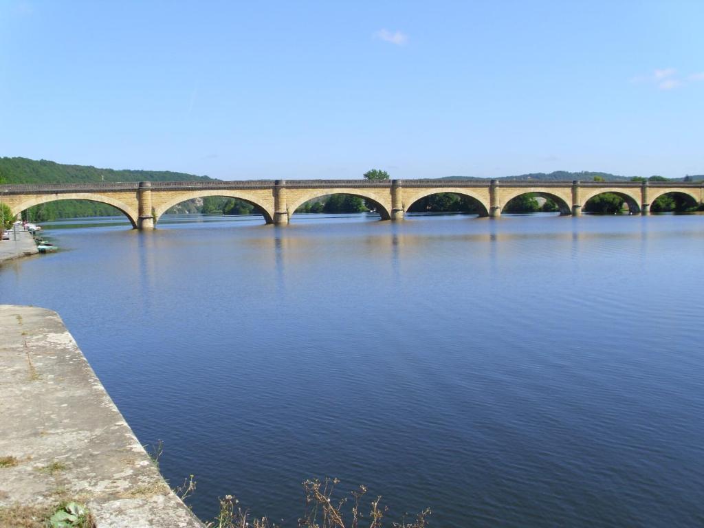 Отель Le Barrage Mauzac-et-Grand-Castang Экстерьер фото